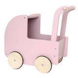 Roze houten poppenwagen met naturel houten wielen en een hoge duwstang, tegen een witte achtergrond.