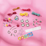 Inhoud van de Unicorn juwelenset met gekleurde koordjes, kralen, bedels, sluitingen en stickers op een roze ondergrond.