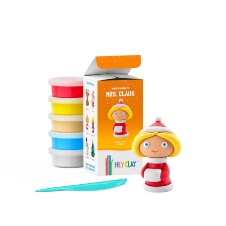 Hey Clay kerstvrouw in rood-witte outfit met gele haren, naast de verpakking, vijf potjes klei en boetseergereedschap.