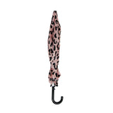 Gesloten roze kinderparaplu Pink Leopard met zwarte luipaardprint en zwart gebogen handvat