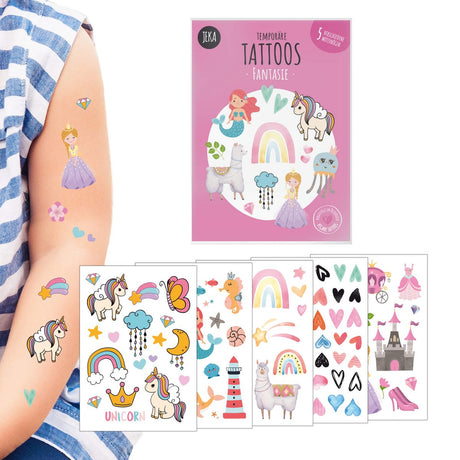 Kindertattoos Fantasie op een kinderarm, met roze verpakking en vijf vellen vol kleurrijke figuren.