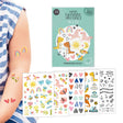Kindertattoos Jij & Ik met regenbogen, bloemen en hartjes op een kinderarm, naast de verpakking en vijf vellen.