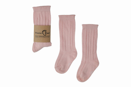 Lichtroze Lauren Pink kniekousen van Mama's Feet met opengewerkt patroon, los en met papieren wikkel.