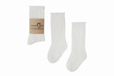 Witte Toni kniekousen van Mama's Feet, los en met een papieren banderol op een witte achtergrond.