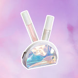 Lip Bag Camille met twee lipglossen met witte doppen en een holografisch tasje op een roze-paarse achtergrond