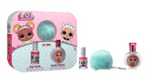 LOL geschenkset met roze doos, nagellak, lichtblauwe pomponsleutelhanger en eau de toilette naast elkaar.