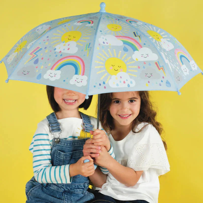 Twee kinderen onder de lichtblauwe Magische Paraplu Sun & Clouds met zonnetjes, wolken en regenbogen.