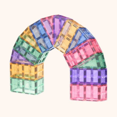 Boog van transparante Coblo magnetische bouwblokken in roze, paars, blauw, geel en groen