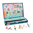 Open magnetische puzzeldoos met ziekenhuiskamers, figuurtjes en een uitgeschoven opberglade.