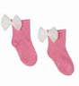 Roze Magnolia sokken van Mama's Feet met grote witte strikken.