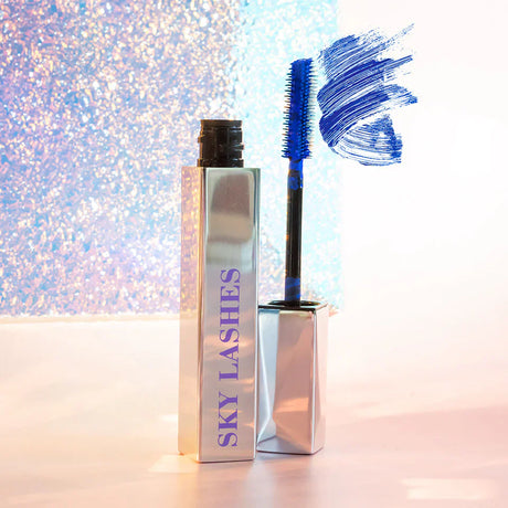 Mascara Superheld van Camille in zilverkleurige verpakking met blauw borsteltje en een blauwe mascaraveeg ernaast