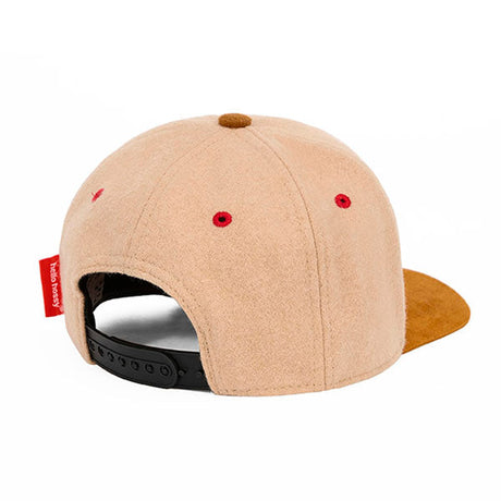 Achterkant van de beige Melton Creamy pet met zwarte verstelbare sluiting en rode ventilatiegaatjes.