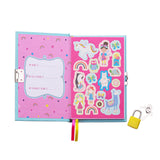 Open Rainbow Fairy-dagboek met roze binnenkant, invulvak, kleurrijk stickervel en geel hangslot met sleutel.