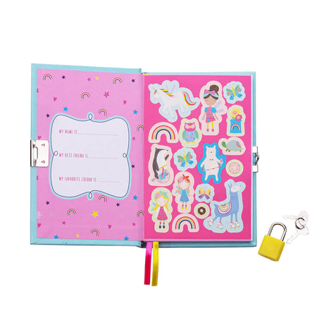 Open Rainbow Fairy-dagboek met roze binnenkant, invulvak, kleurrijk stickervel en geel hangslot met sleutel.