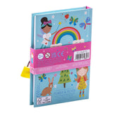 Achterkant van het lichtblauwe Rainbow Fairy-dagboek met feeën, regenboog, vlinders en een konijn.