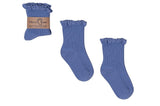 Blauwe Mono Baby sokken van Mama's Feet met ribstructuur en kanten randje, los en opgevouwen met wikkel.