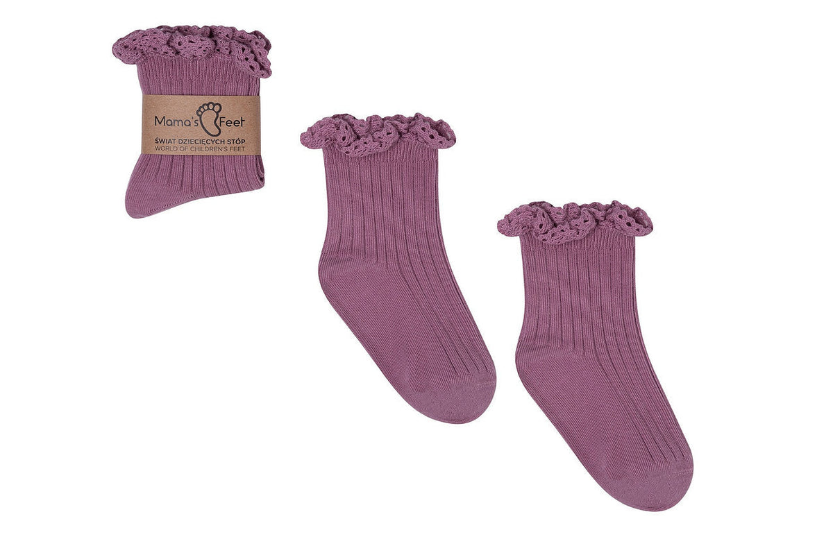 Mono Baby sokken Heather van Mama's Feet in oudroze, met ribstructuur en kanten ruches op een witte achtergrond.