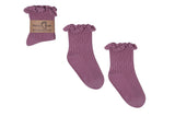 Mono Baby sokken Heather van Mama's Feet in oudroze, met ribstructuur en kanten ruches op een witte achtergrond.