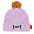 Hello Hossy Block Mauve gebreide muts in lila met bruine pompon, omgeslagen rand en label op de voorkant.