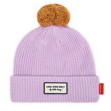 Hello Hossy Block Mauve gebreide muts in lila met bruine pompon, omgeslagen rand en label op de voorkant.