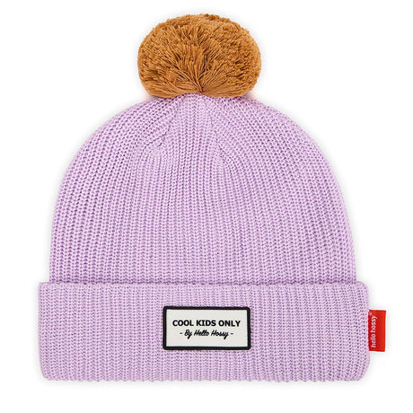 Hello Hossy Block Mauve gebreide muts in lila met bruine pompon, omgeslagen rand en label op de voorkant.
