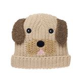 Beige gebreide puppymuts met bruine oortjes, zwarte ogen en neus en een roze tongetje