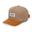 Hello Hossy Mini Latte pet in beige met een okerkleurige klep en een wit label op de voorkant.
