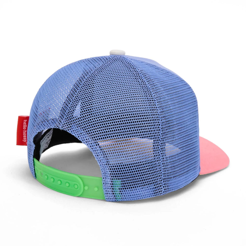 Achterkant van de blauwe Pet Patch Fleet met mesh, groene verstelbare sluiting en roze klep.