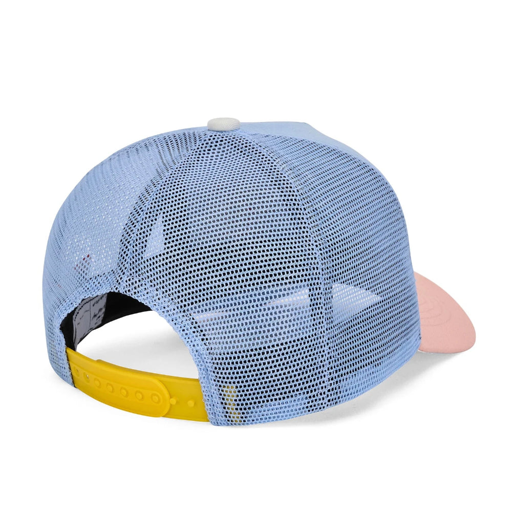Achterkant van pet Rubber Hortensia met lichtblauw mesh, gele verstelbare sluiting en roze klep.
