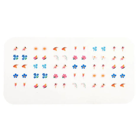 30 paar oorstickers met kleurrijke feeën, bloemen en vlinders op een witte kaart.