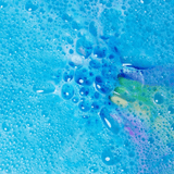 Detail van blauwe bubbels met groene, gele en roze kleursporen van de oplossende regenboogbruisbal.
