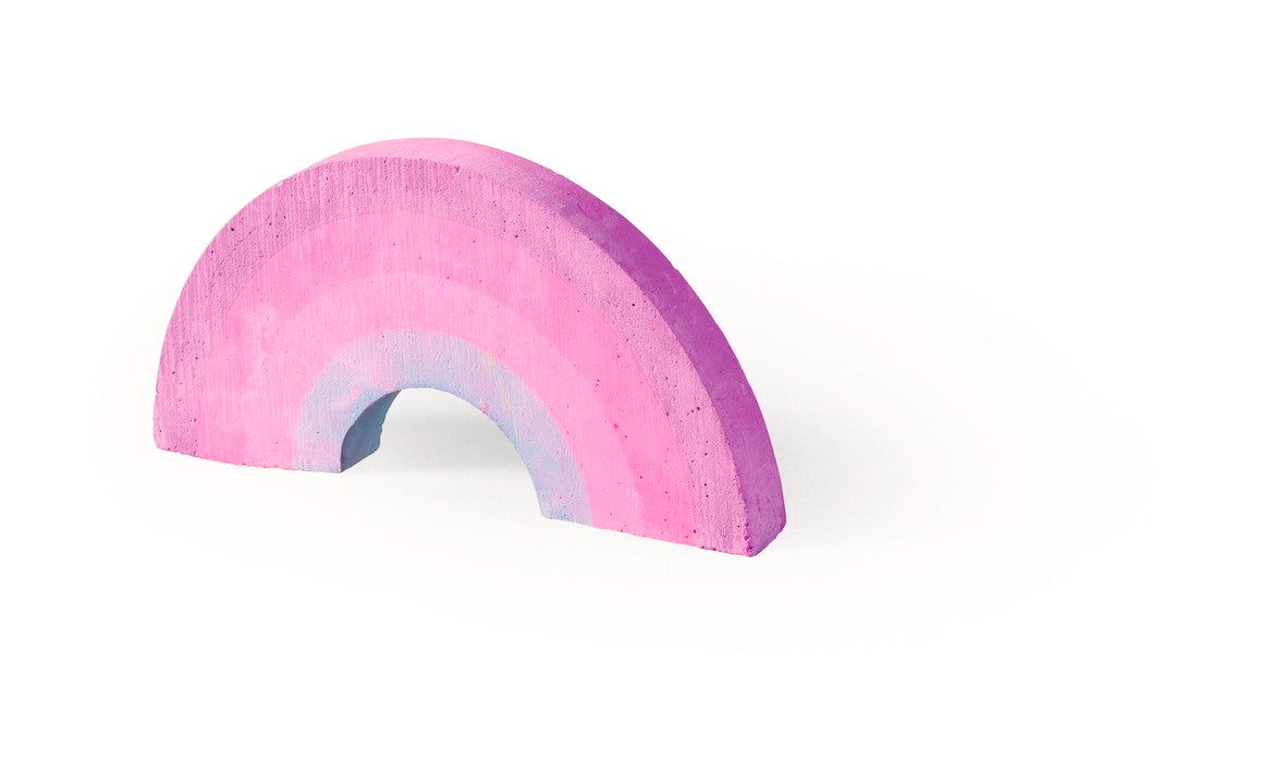 Regenboogvormig stoepkrijt met paarse, roze en lichtblauwe banen op een witte achtergrond.