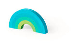 Regenboogvormig stoepkrijt met blauwe, turquoise en groene banen op een witte achtergrond.