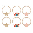 Zes beige haarelastiekjes van Mimi & Lula met twee regenbogen, twee goudkleurige sterren en twee roze sterren.