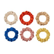 Zes mini scrunchies van Mimi & Lula in crème, oranjerood, beige, blauw, oudroze en geel op een witte achtergrond