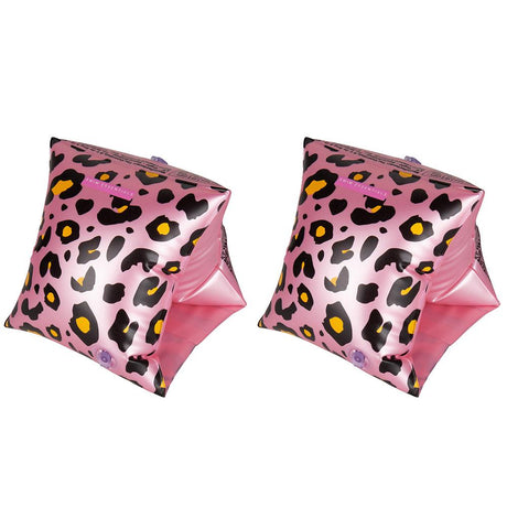 Twee opgeblazen rosékleurige zwembandjes met zwarte en goudkleurige panterprint op een witte achtergrond.