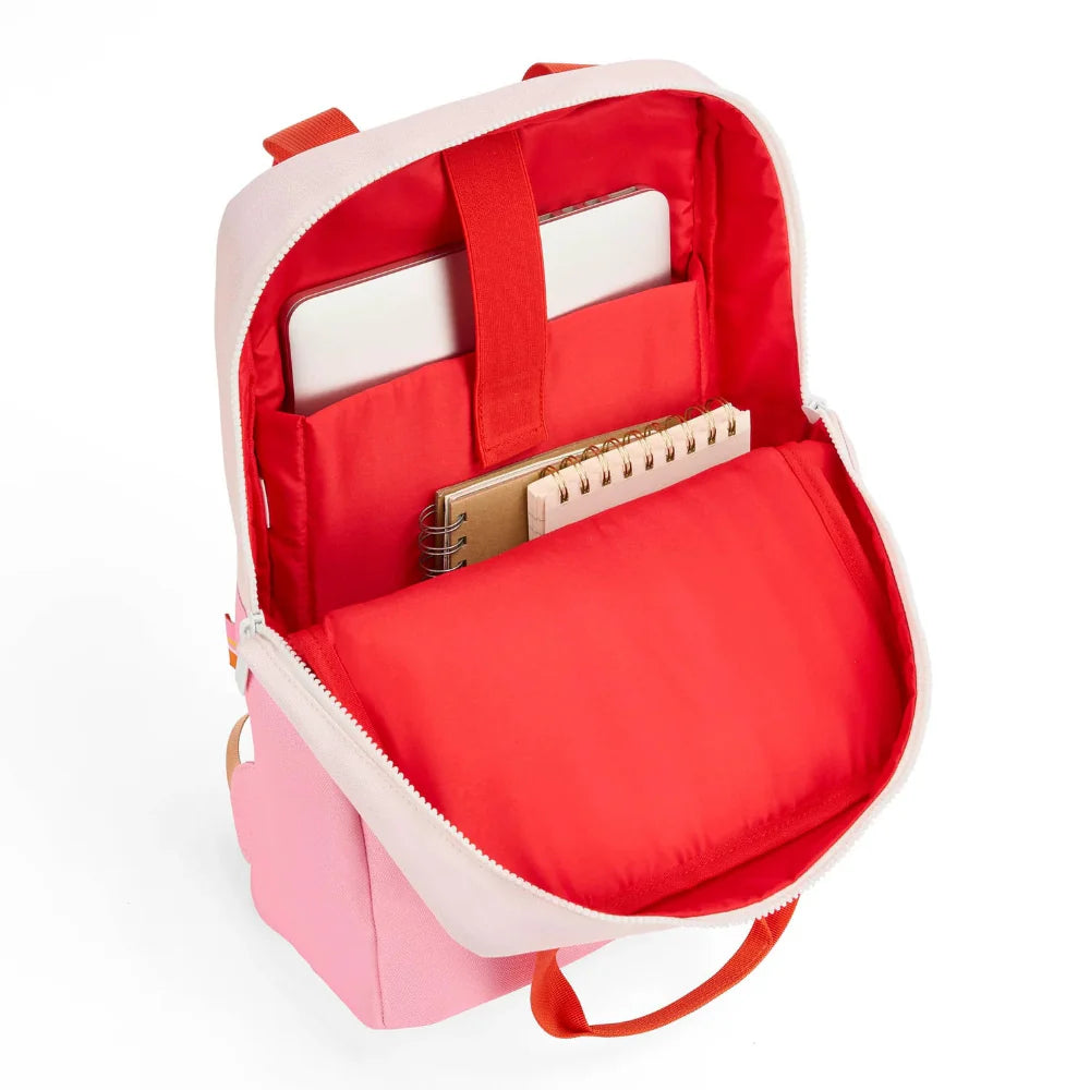 Open Hello Hossy Mini Primrose rugzak met rode voering, een tablet in het binnenvak en notitieboekjes.