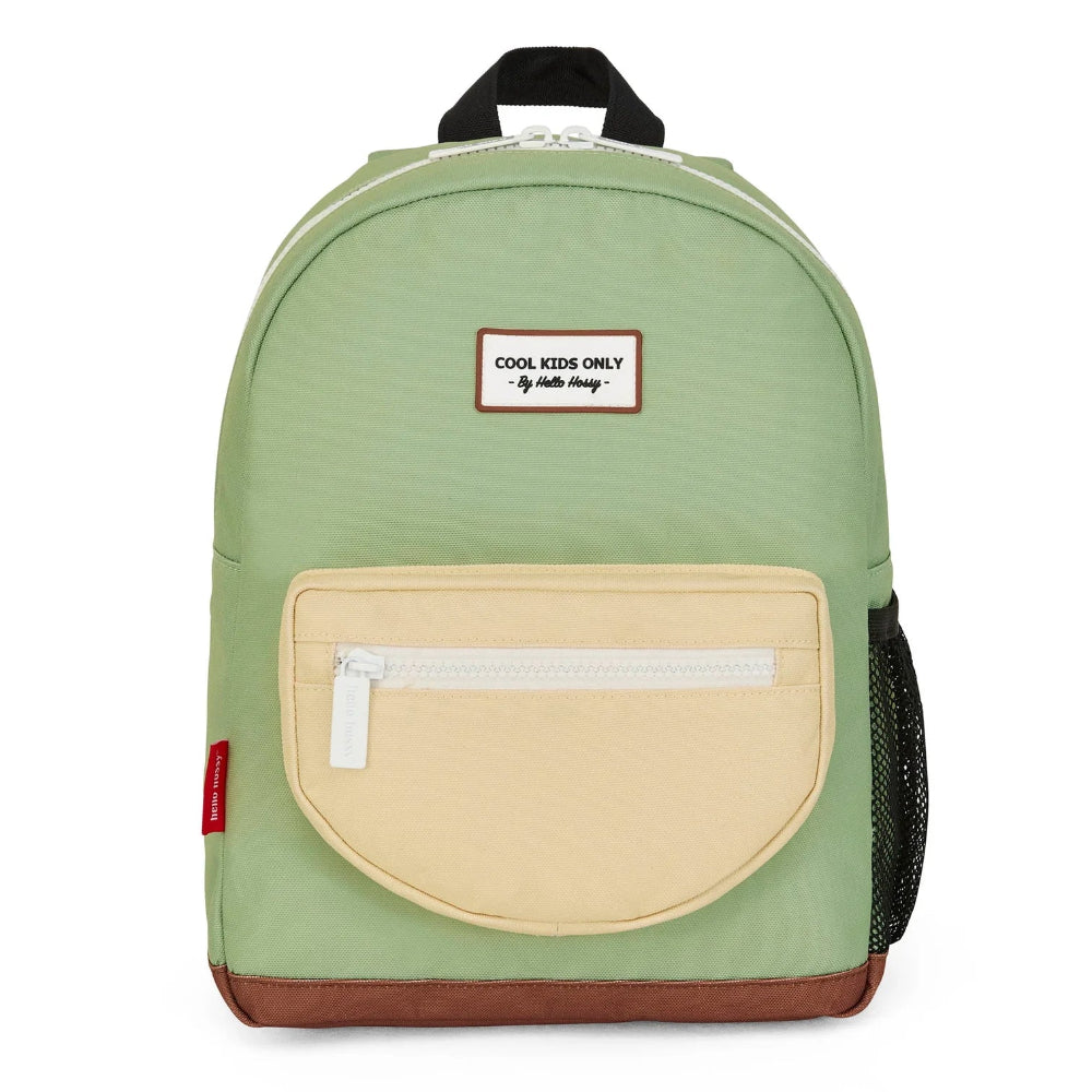 Voorkant van de lichtgroene rugzak Mini Pistache met lichtgeel voorvak, witte ritsen en bruine bodem.