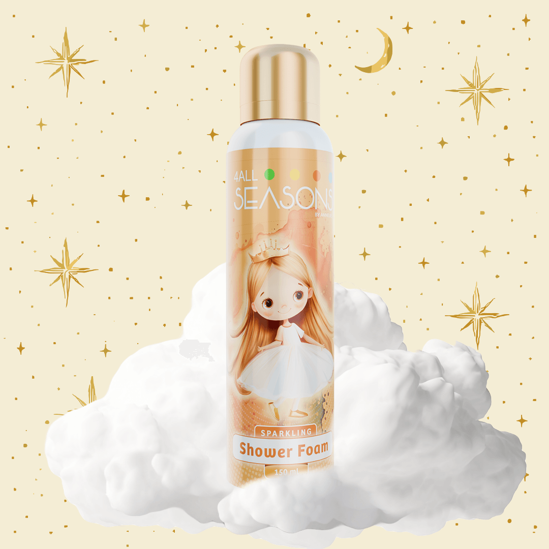 Shower Foam Princess tussen wolken wit schuim, tegen een lichtgele achtergrond met gouden sterren en een maan.