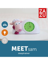 Roze Zazu slaaptrainer Sam met open ogen en groene wijzerplaat op een wit tafeltje.
