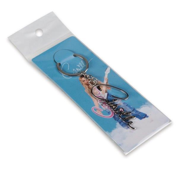 Sleutelhanger Camille in doorzichtige verpakking met blauwe achtergrond en een meisje met gitaar.