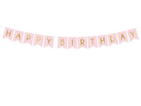 Roze Happy Birthday-slinger met gouden letters, volledig uitgehangen tegen een witte achtergrond.