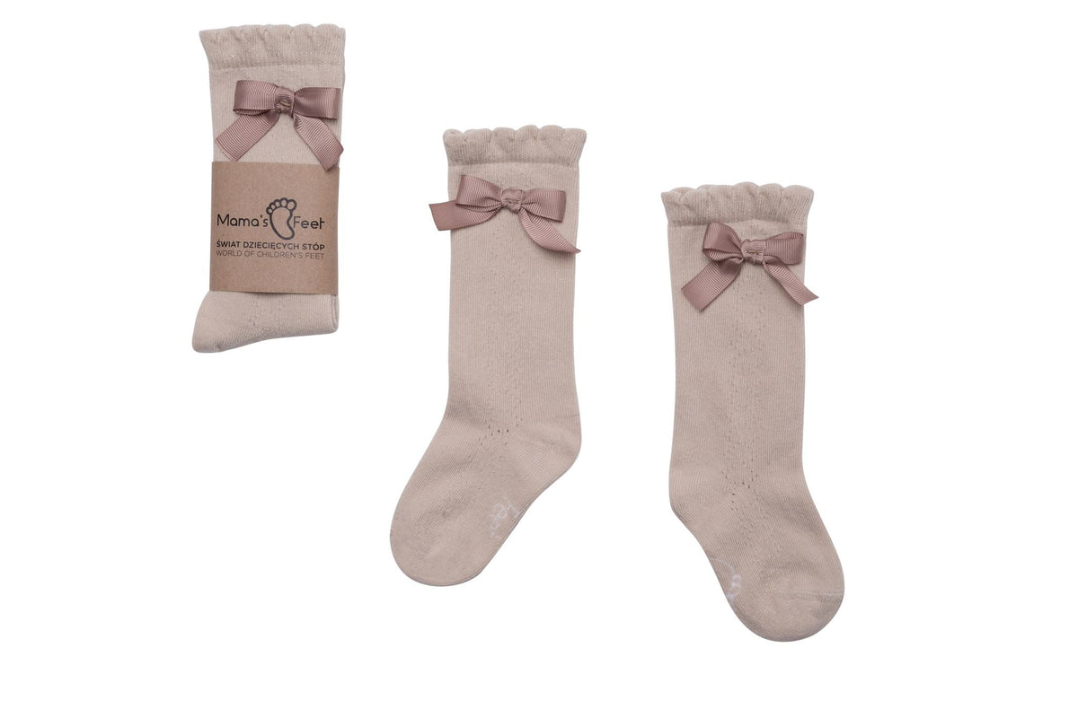 Beige Josephine kniekousen van Mama's Feet met oudroze strikjes en een golvende boord, los en in verpakking.