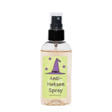 Fear Away anti-heksenspray in transparante fles met zwarte spraykop en groen etiket met paarse heksenhoed.