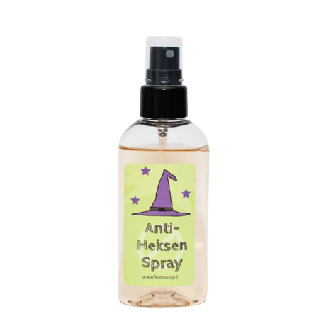 Fear Away anti-heksenspray in transparante fles met zwarte spraykop en groen etiket met paarse heksenhoed.