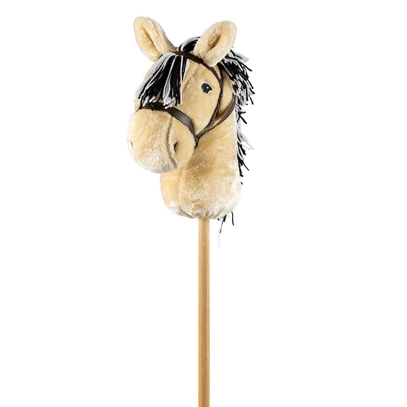 Blond stokpaardje met zwart-witte manen en een bruin hoofdstel, van voren gezien.