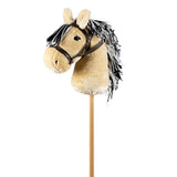 Blond stokpaardje met lange zwart-witte manen en een bruin hoofdstel, schuin van opzij gezien.