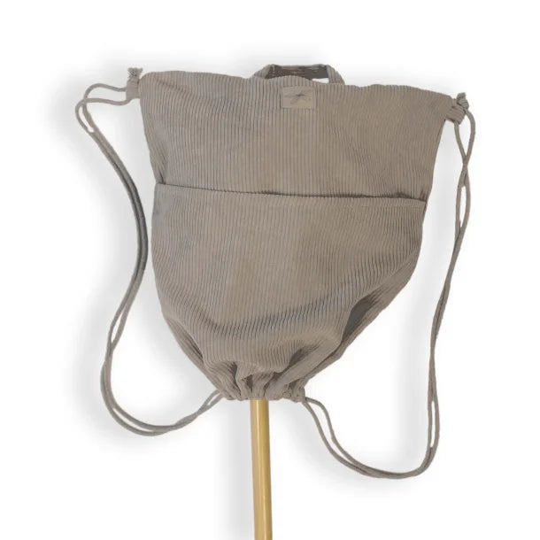 Grijze opbergzak voor een stokpaardje met schouderkoorden, voorvak en een stok die onderaan uitsteekt.