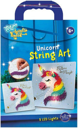 Vooraanzicht van de blauwe Unicorn String Art verpakking met eenhoornvoorbeelden en leeftijdsaanduiding vanaf 6 jaar.