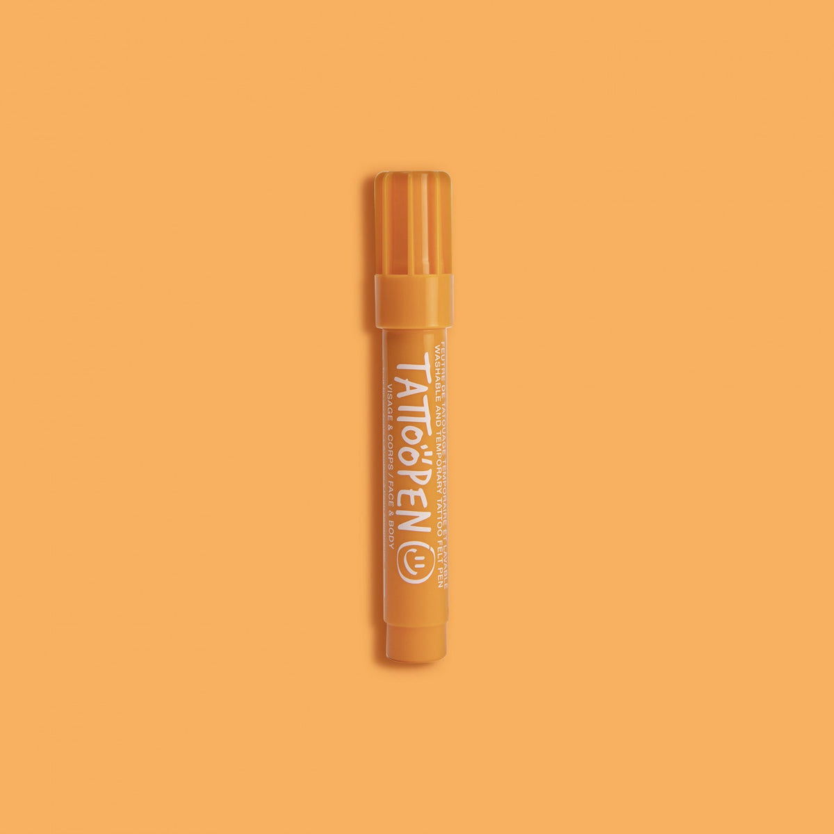 Oranje tattoopen met dop op een oranje achtergrond